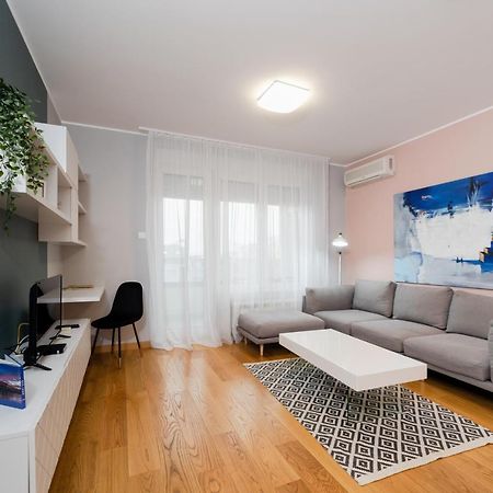 Modern Living In City Centre - Private Parking Novi Sad Luaran gambar