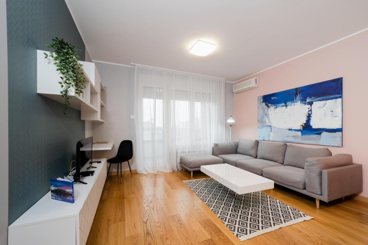 Modern Living In City Centre - Private Parking Novi Sad Luaran gambar